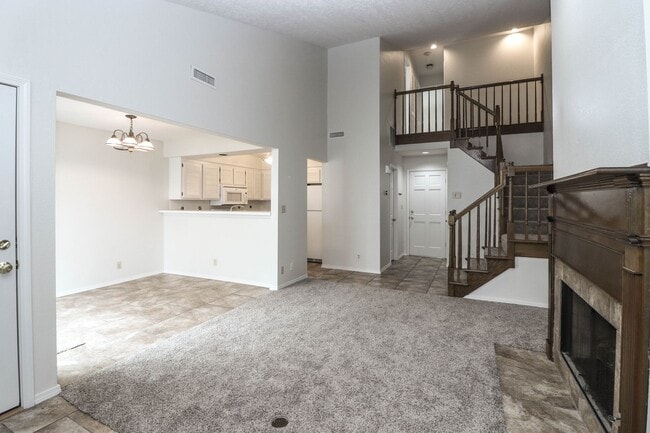 Building Photo - Lovely South Tulsa location close to shopping and restaurants