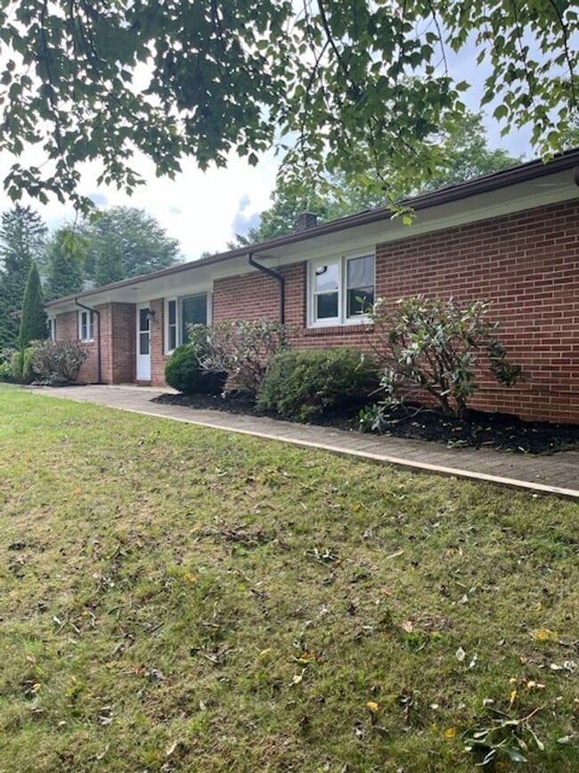 Building Photo - 4 Bedroom Ranch- Close to Town!