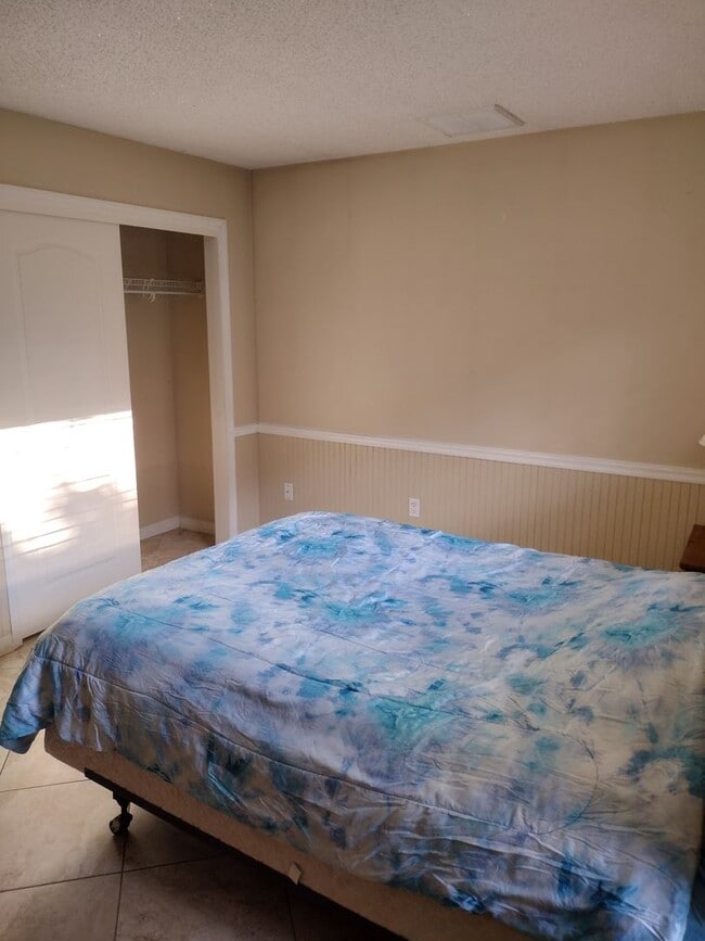 Building Photo - 3 Bedroom 2 Bath House 2 car garage with Large screened in porch! Tenant occupied till March 31st