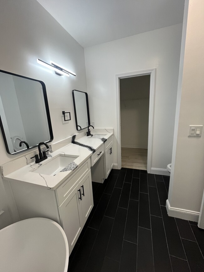 Main bathroom - 203 McGill Park Ave NE