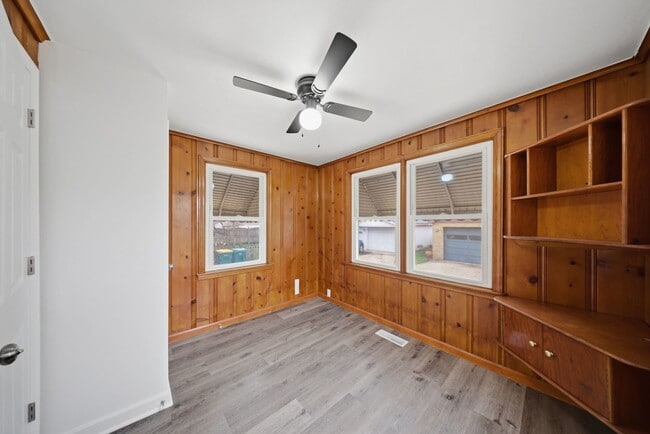 Building Photo - 1115 Kelly Ave