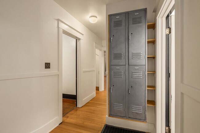 Building Photo - Charming 3 Bedroom In The Heart Of Stadium...