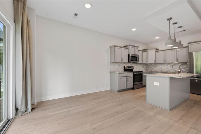 Building Photo - 4 Bedroom Pet Friendly Home For Rent with Club House, Comm. Pool, & Comm Gym Access!