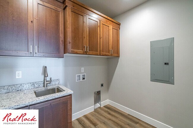 Building Photo - Beautiful 4-Bedroom 2.5 Bath with a 3 Car ...