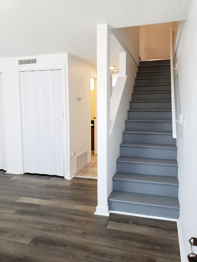 Building Photo - 2 Bedroom Townhome - Spacious!