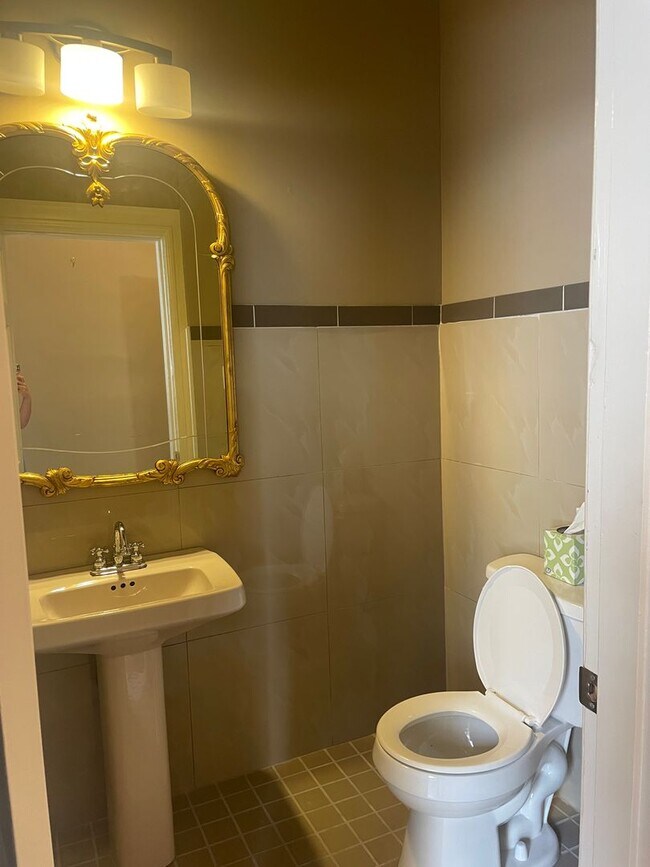 Building Photo - 1025 Church St