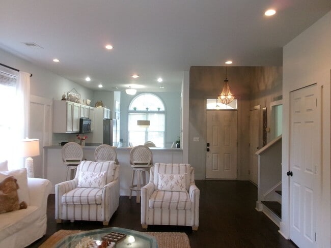 Building Photo - Walk to the Ocean from this 3 bedroom, 2.5...