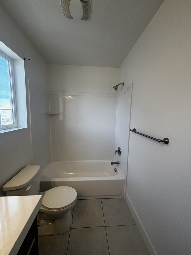 Building Photo - 1373 E Bell Buoy Way