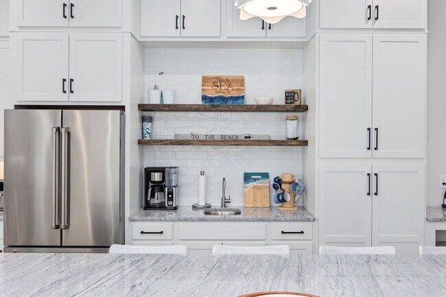 Building Photo - Gorgeous Custom Home Available for Snowbir...