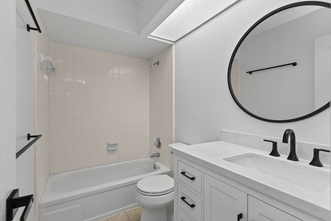 Building Photo - Charming Townhouse for Lease