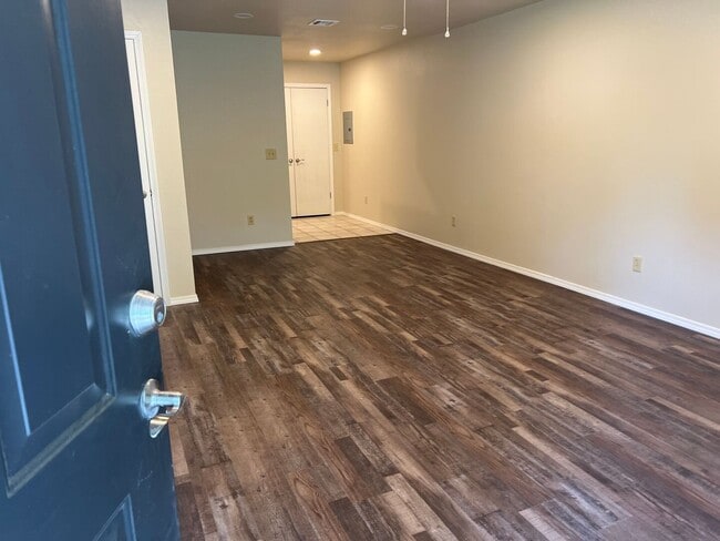Building Photo - 2 Bedroom 1 bathroom