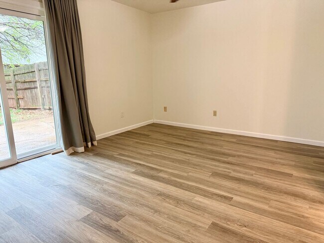 Building Photo - Super cute 2 bed 2 bath 2 car garage