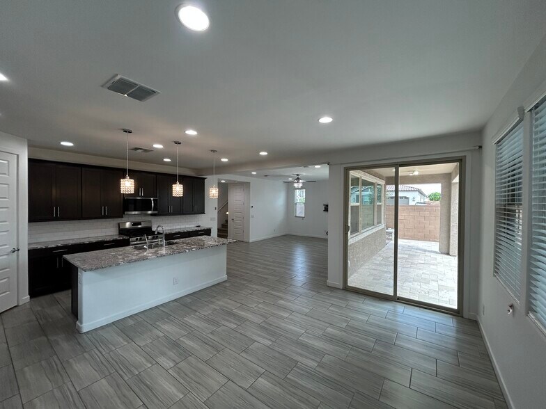 Building Photo - 2521 E Athena Ave