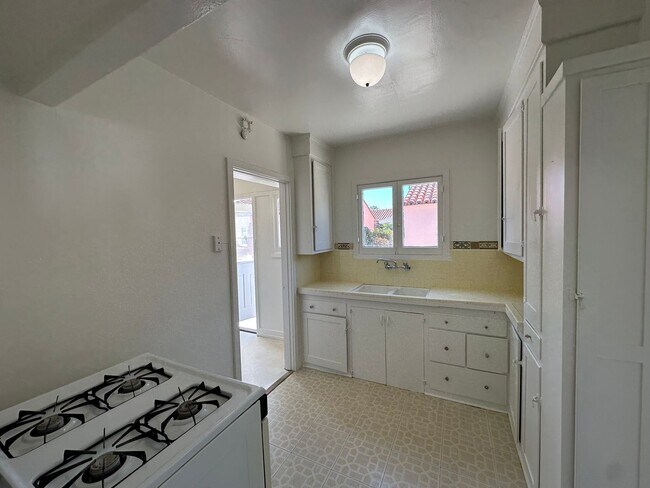 Building Photo - 213-223 Los Aguajes Ave