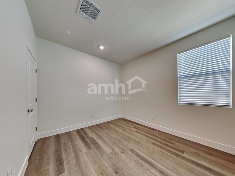 Building Photo - 858 English Primrose St