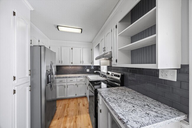 Building Photo - Updated and well maintained 3 bedroom, 2 b...