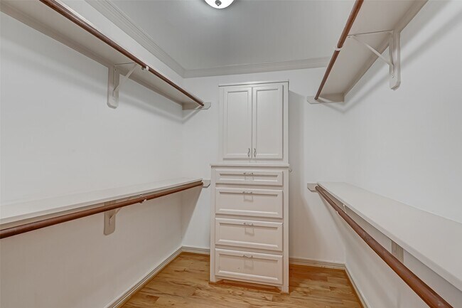 Building Photo - 5611 Briarbend Dr