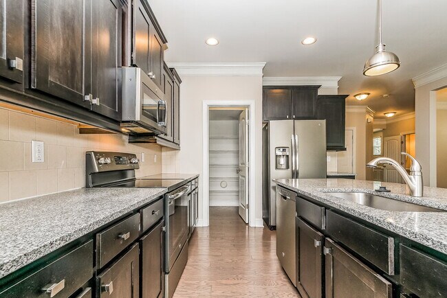 Building Photo - 61 Roterham Dr