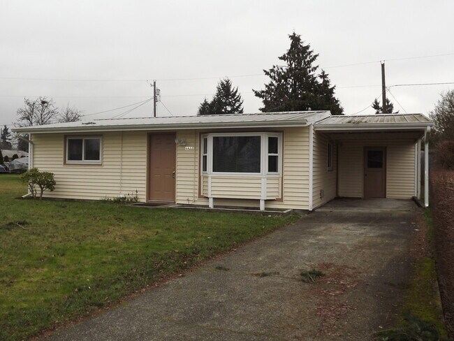 Primary Photo - Lakewood House! 2 Bedroom 1 Bath Home near...
