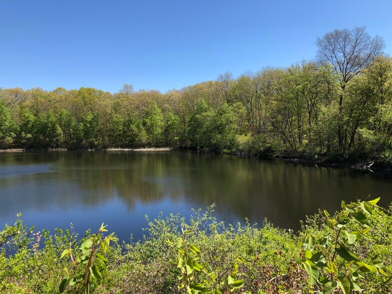Private lake - 697 Putnam Pike