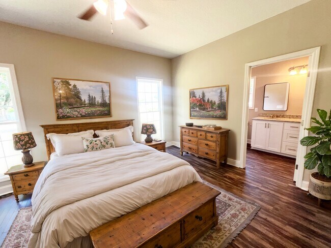 Building Photo - 215 Silverthorn Dr