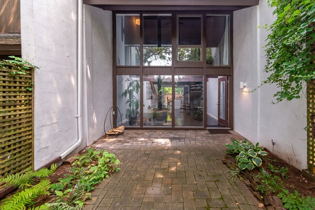 Building Photo - 9 Arden Way