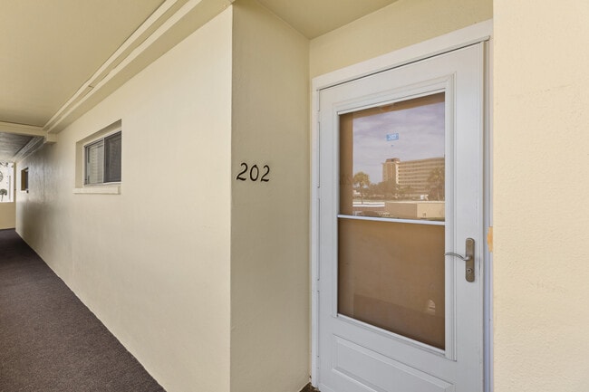 Building Photo - 4775 Cove Cir