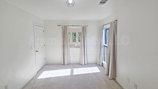 Building Photo - 1086 Pine Grove Ave NE