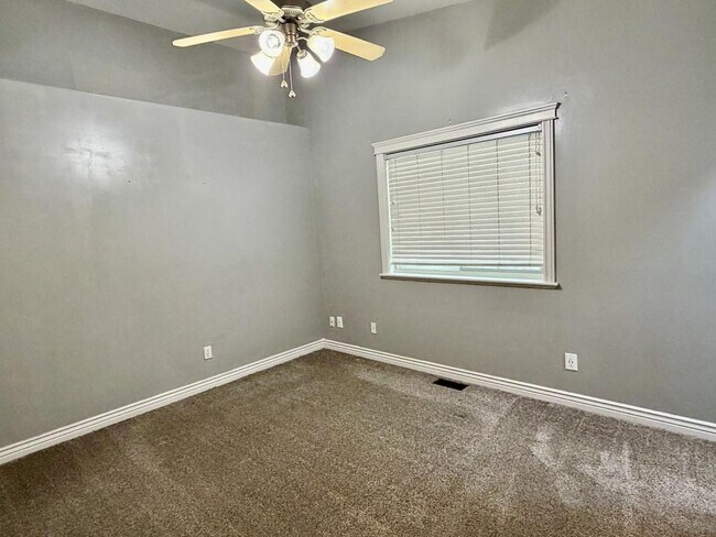 Building Photo - 3518 E Pearce Dr