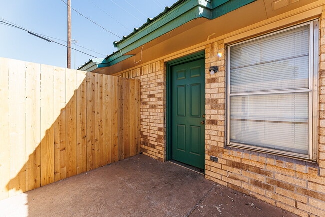 Building Photo - Freshly Updated - 2/1 Apartment with easy access to the Loop