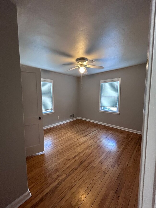 Building Photo - Adorable 2 BR home - Convenient to all thi...