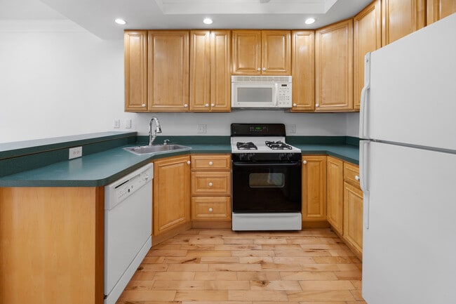 Building Photo - 300 E Elm St