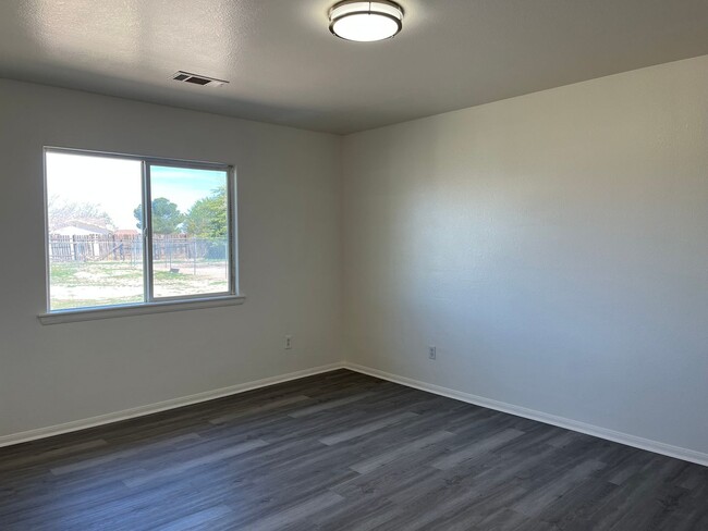 Building Photo - 3 bedroom 2 bathroom home available in Apple Valley!