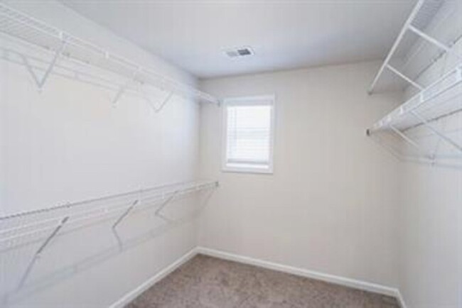 Building Photo - Spacious 3/2.5 Townhome Available February...