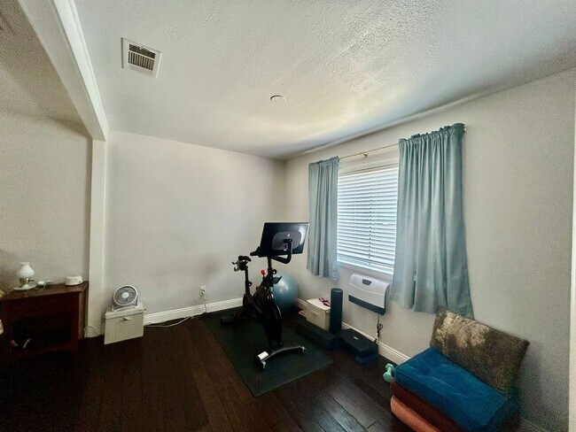 Building Photo - NB T LA 5128