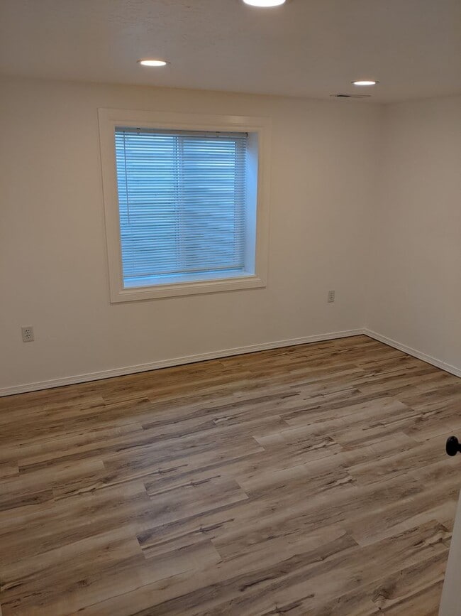Building Photo - Large and recently remodeled 5 bedroom wit...