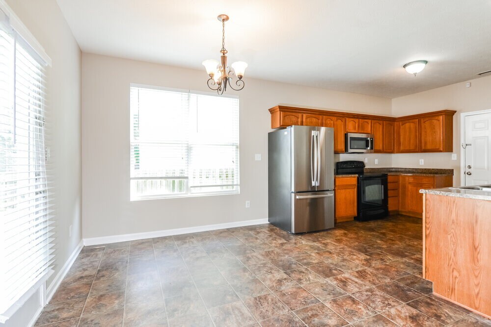 Building Photo - 15559 Old Pond Cir