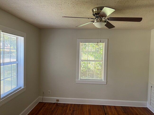 Building Photo - 2 bed / 1 bath home for rent in a great location. Features fresh flooring, new paint, and a fence...