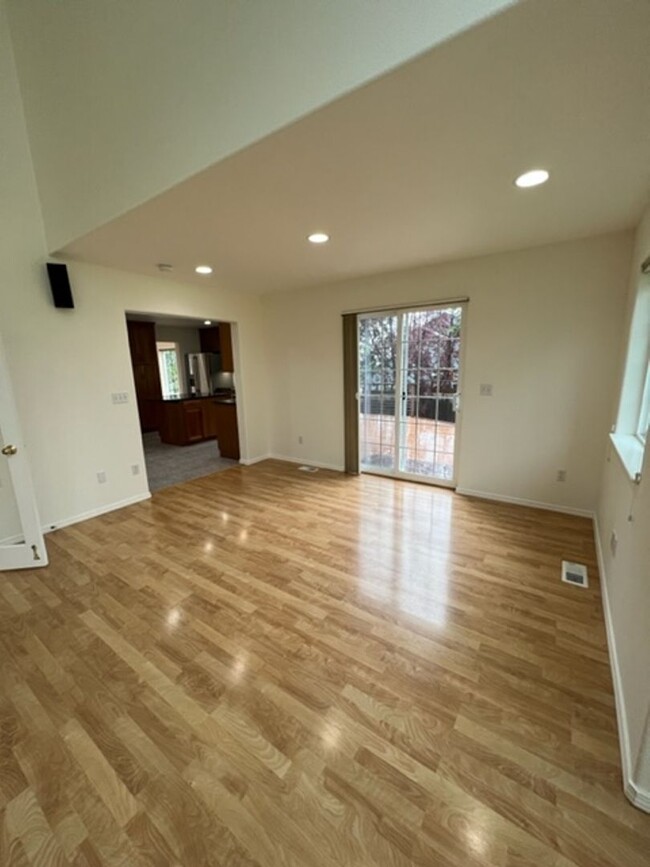 Building Photo - Beautiful 4 Bedroom Eagle River Home!