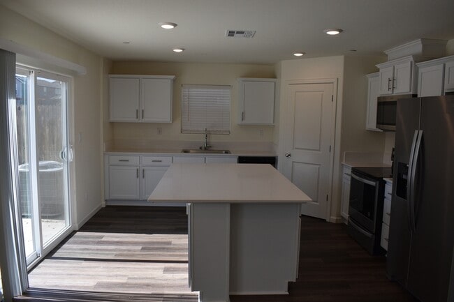 Building Photo - 736 Athena Dr