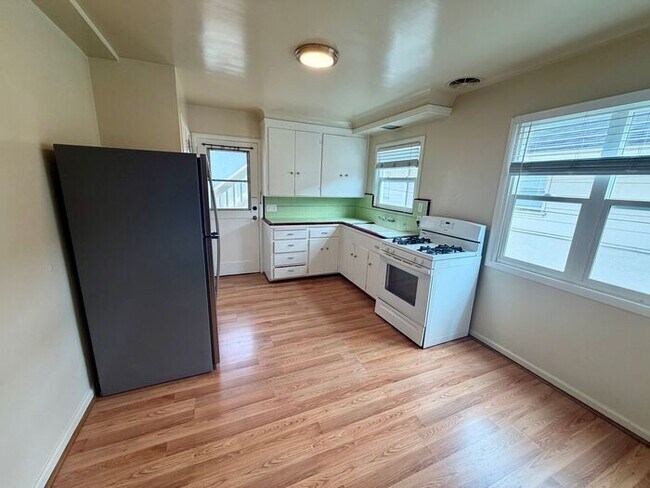 Building Photo - 2 bedroom 1 bath apartment in Downtown Monterey!
