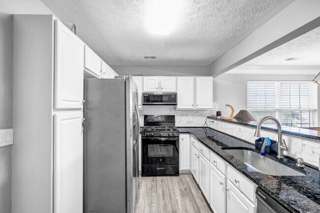 Building Photo - Spacious 2-Bed, 2.5-Bath Townhome in Prime Marietta Location