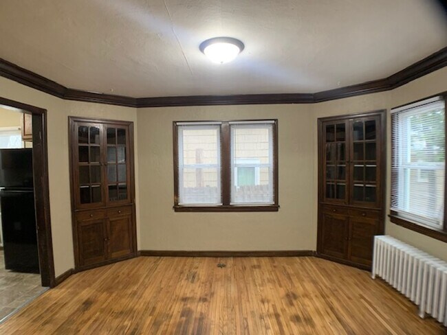 Building Photo - 1130 6th St E