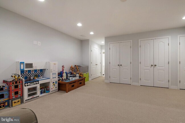 Building Photo - 132B Pineview Ave