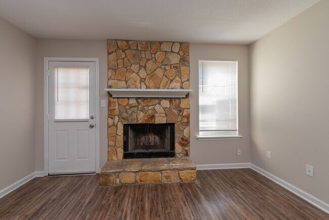 Building Photo - 2937 Dahlia Dr