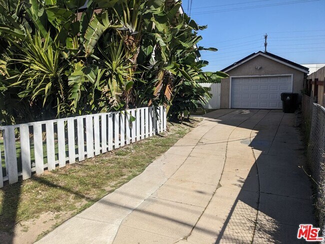 Building Photo - 4547 W 16th Pl