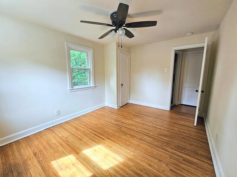 Building Photo - 738 E Railroad Ave