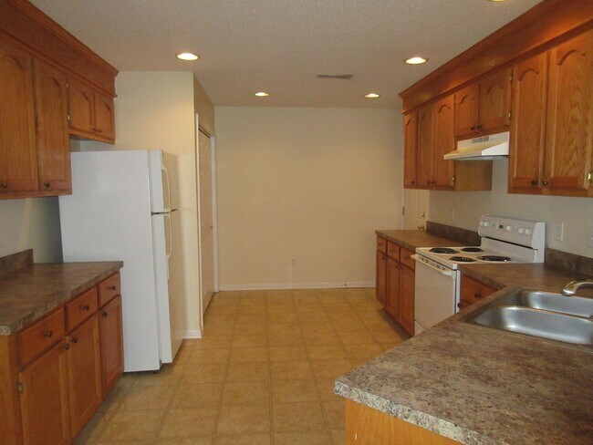 Building Photo - Landmark Pointe