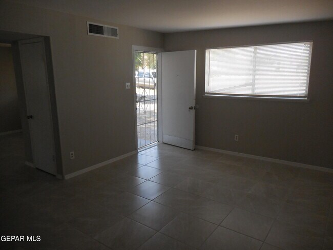 Building Photo - 3608 Sheppard Ave