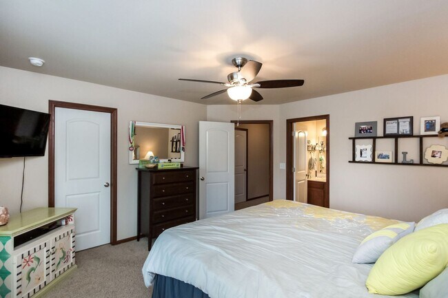 Building Photo - Luxury Iowa City townhouse close to UIHC and Kinnick